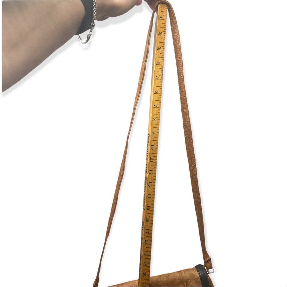 Zimbabwe brown leather crossbody with black trim snap closure two zip pockets - Picture 6 of 7